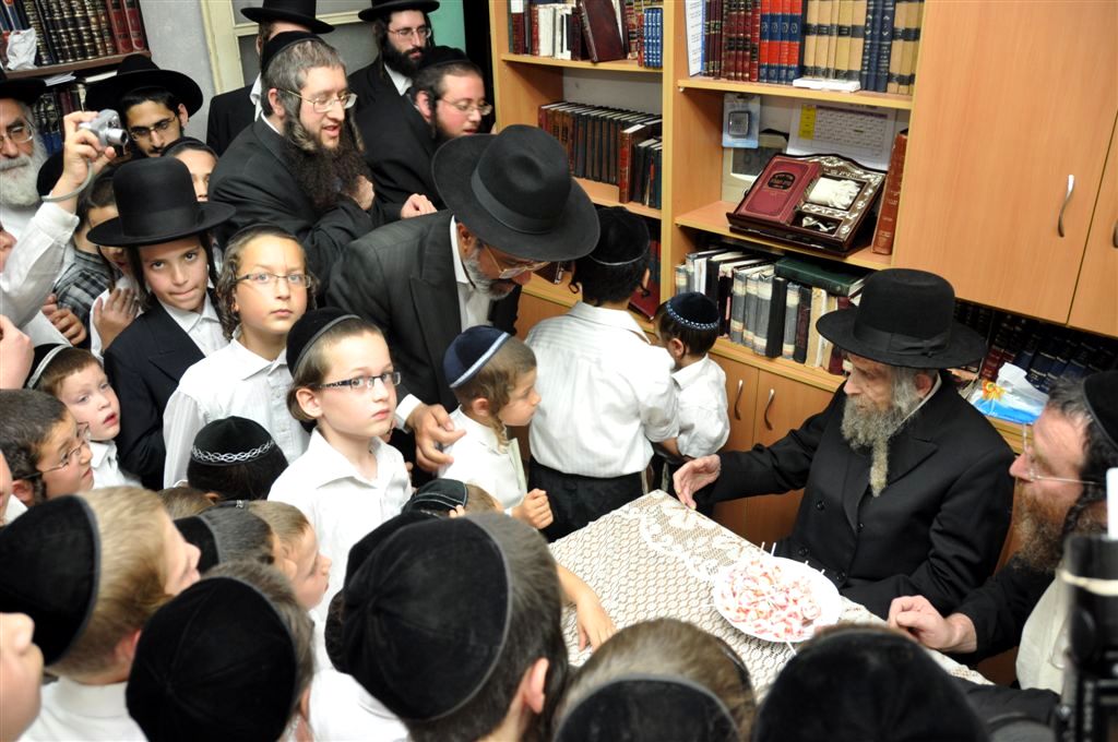 ילדי האסירים קיבלו סוכריה מהגראי"ל