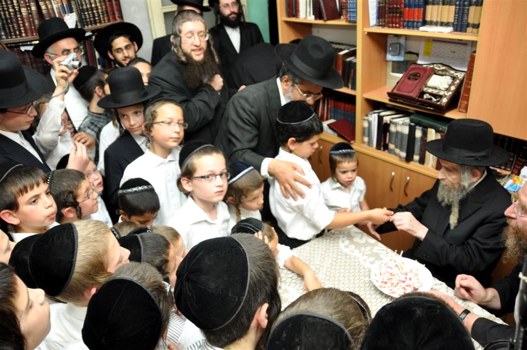 ילדי האסירים קיבלו סוכריה מהגראי"ל