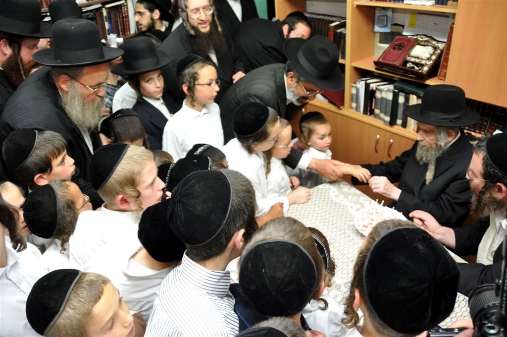 ילדי האסירים קיבלו סוכריה מהגראי"ל