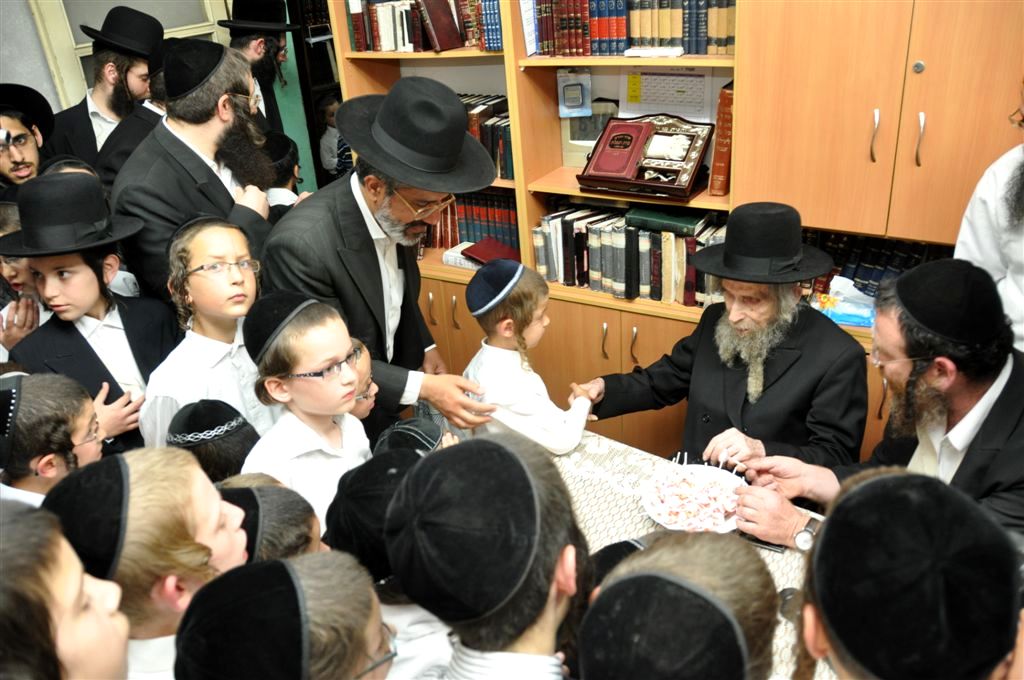 ילדי האסירים קיבלו סוכריה מהגראי"ל