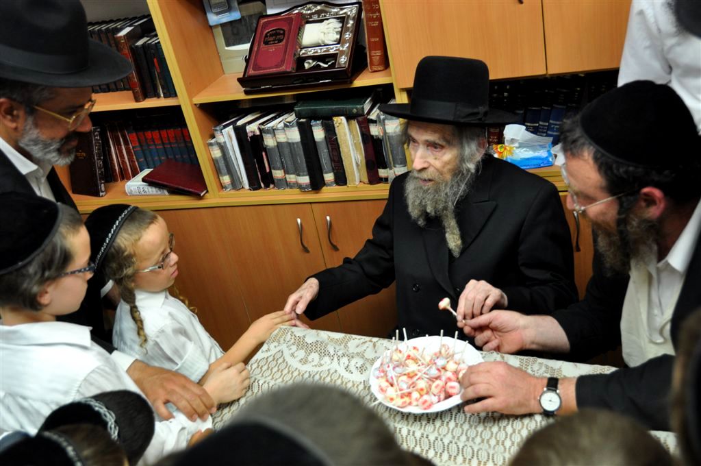 ילדי האסירים קיבלו סוכריה מהגראי"ל