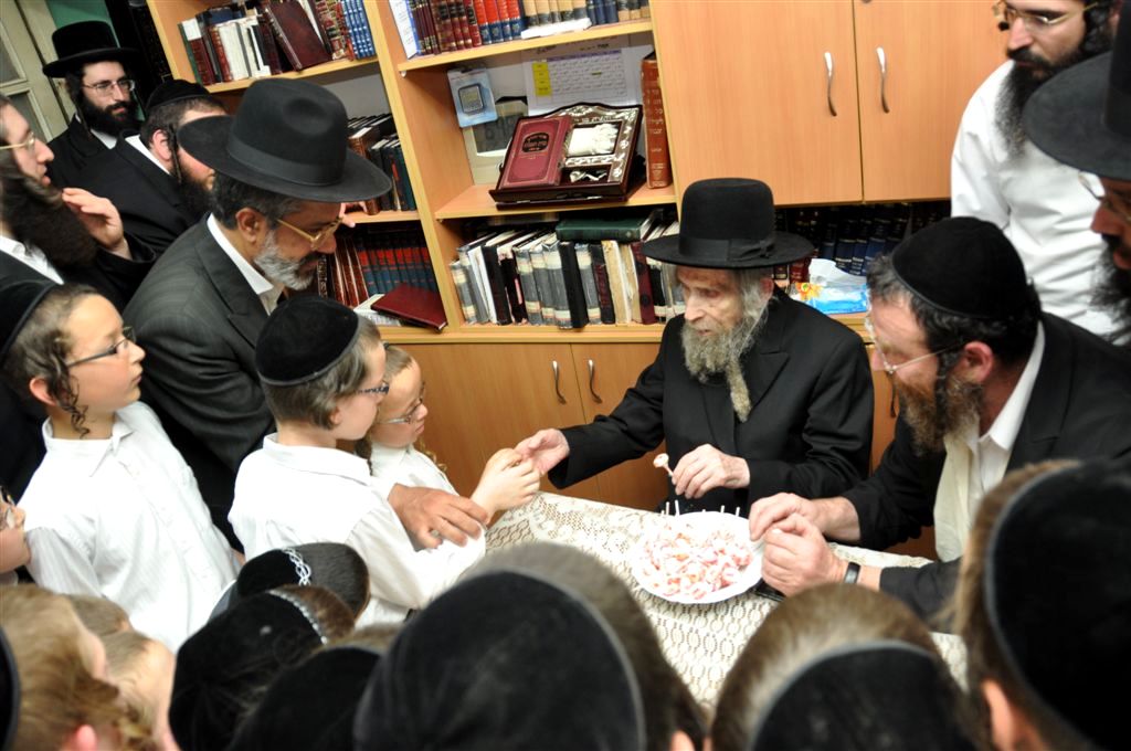 ילדי האסירים קיבלו סוכריה מהגראי"ל