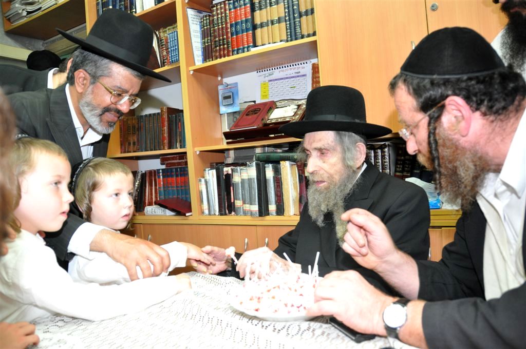 ילדי האסירים קיבלו סוכריה מהגראי"ל