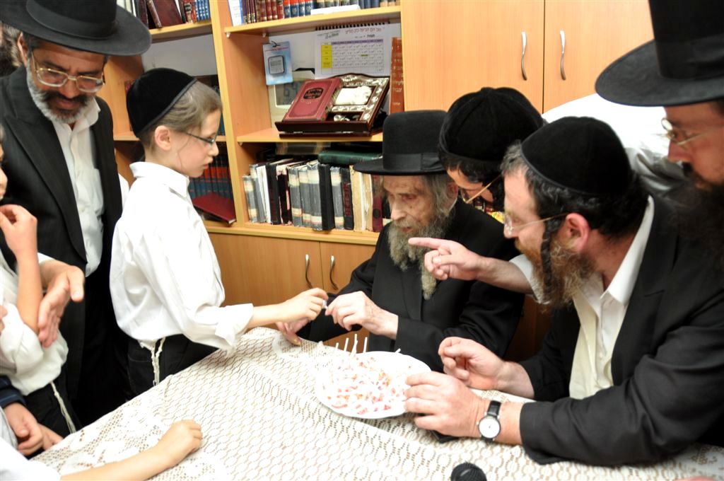 ילדי האסירים קיבלו סוכריה מהגראי"ל