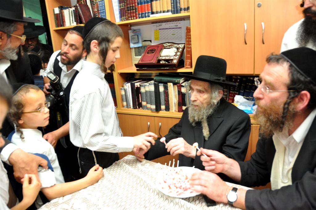 ילדי האסירים קיבלו סוכריה מהגראי"ל