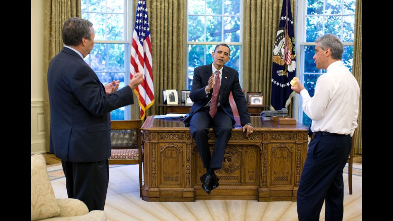 רם, מימין, אוכל תפוח.