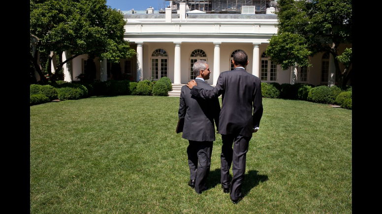 בפתח הבית הלבן.