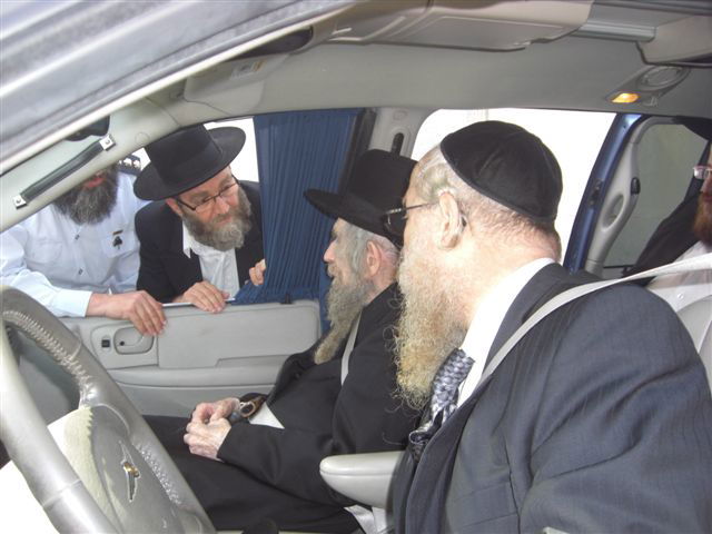 תמונות: הגראי"ל נכנס  ל"מעשיהו"