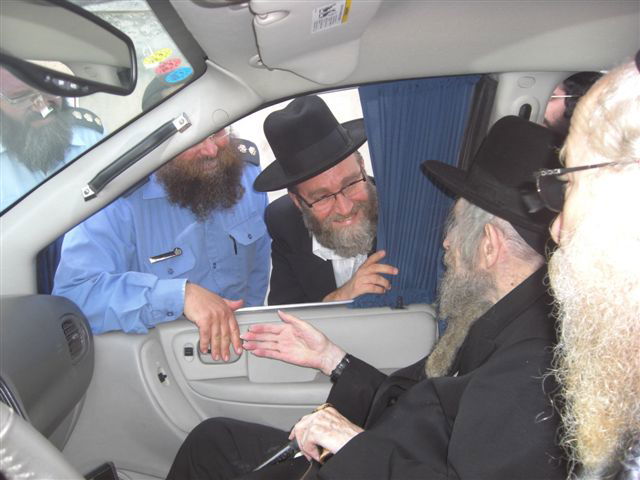 תמונות: הגראי"ל נכנס  ל"מעשיהו"