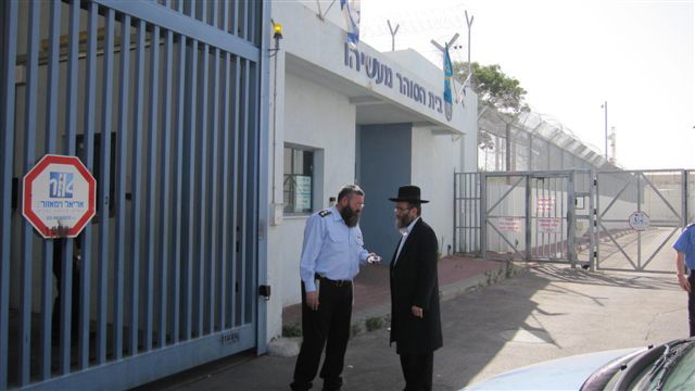 תמונות: הגראי"ל נכנס  ל"מעשיהו"