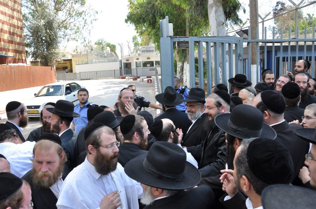 שמחה פורצת גדר, של הכלא ● תיעוד ענק