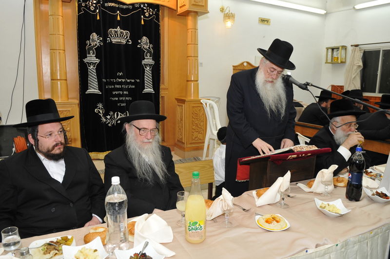 עמנואל ערכה סעודת כבוד לפרוש;  קיבל תעודת הוקרה