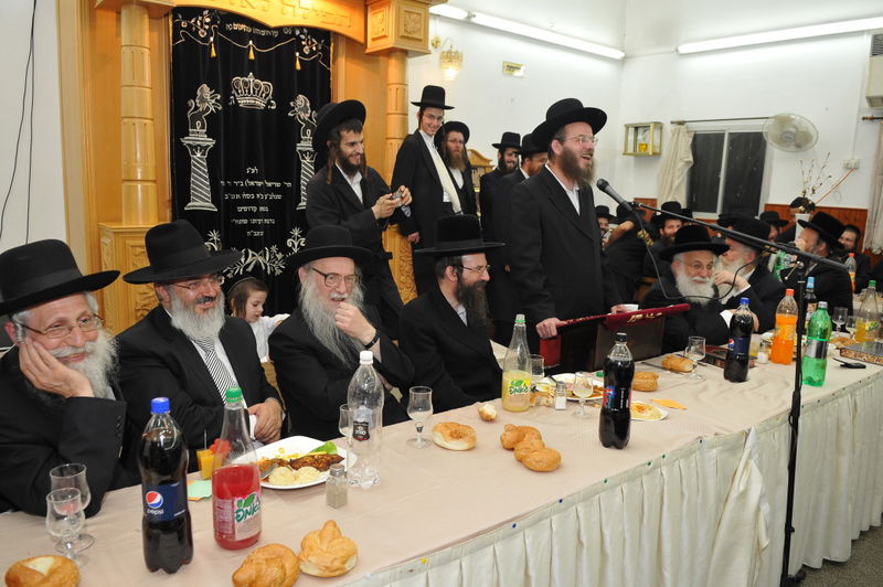 עמנואל ערכה סעודת כבוד לפרוש;  קיבל תעודת הוקרה