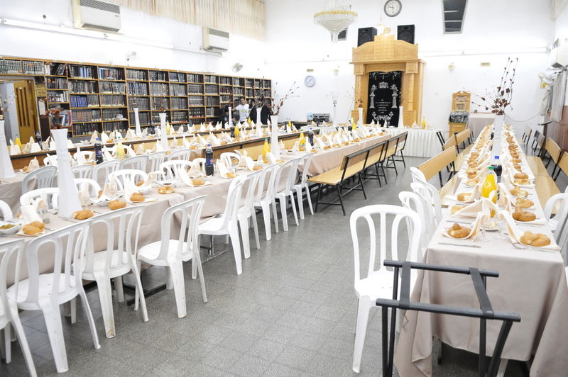 עמנואל ערכה סעודת כבוד לפרוש;  קיבל תעודת הוקרה