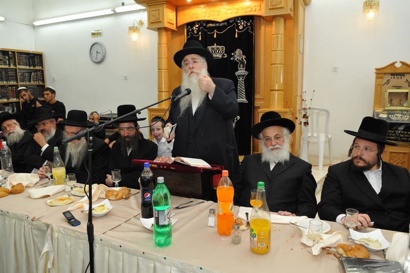 עמנואל ערכה סעודת כבוד לפרוש;  קיבל תעודת הוקרה