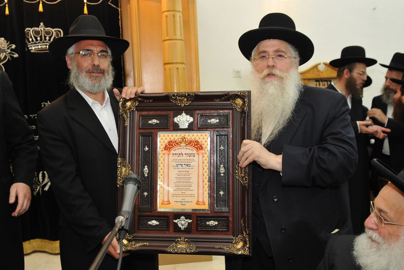 עמנואל ערכה סעודת כבוד לפרוש;  קיבל תעודת הוקרה