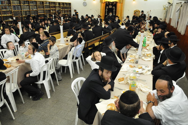 עמנואל ערכה סעודת כבוד לפרוש;  קיבל תעודת הוקרה