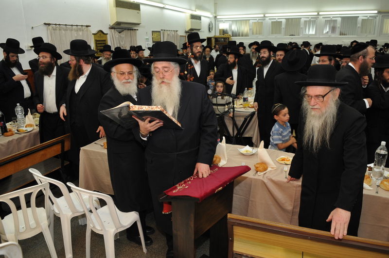 עמנואל ערכה סעודת כבוד לפרוש;  קיבל תעודת הוקרה