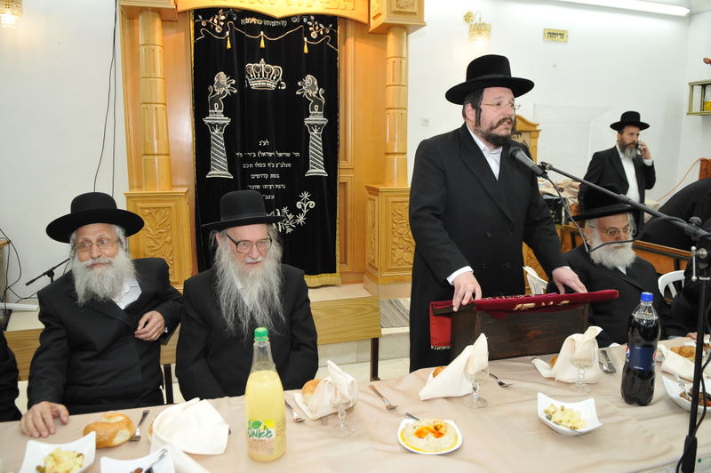 עמנואל ערכה סעודת כבוד לפרוש;  קיבל תעודת הוקרה