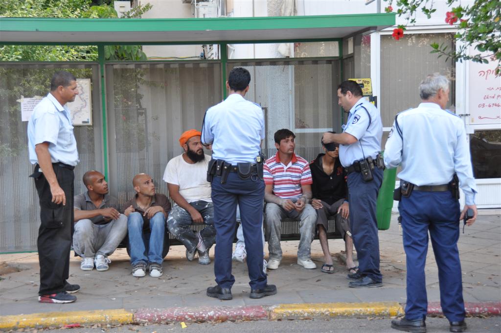 צפו: המשטרה ועיריית בני-ברק מפנים את השב"חים לרחוב