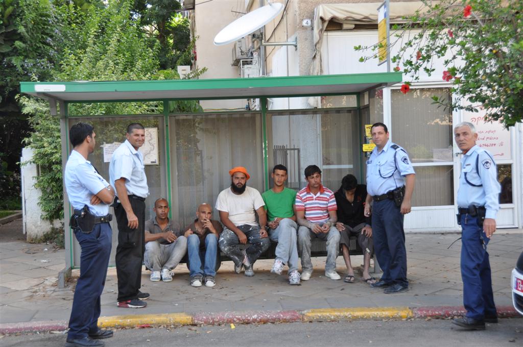 צפו: המשטרה ועיריית בני-ברק מפנים את השב"חים לרחוב