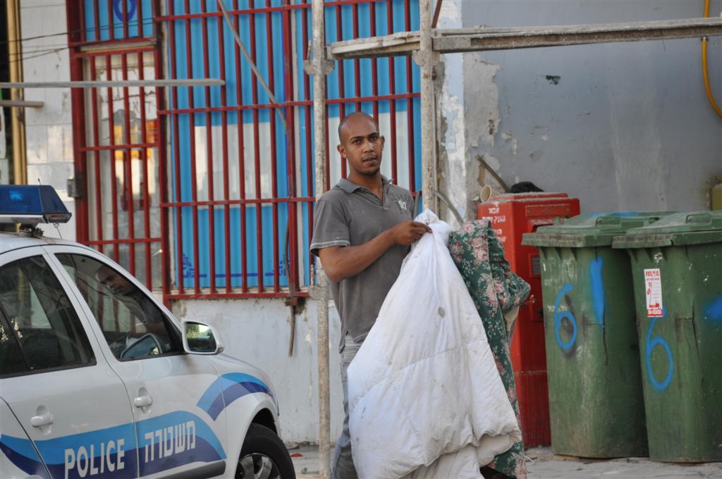 צפו: המשטרה ועיריית בני-ברק מפנים את השב"חים לרחוב