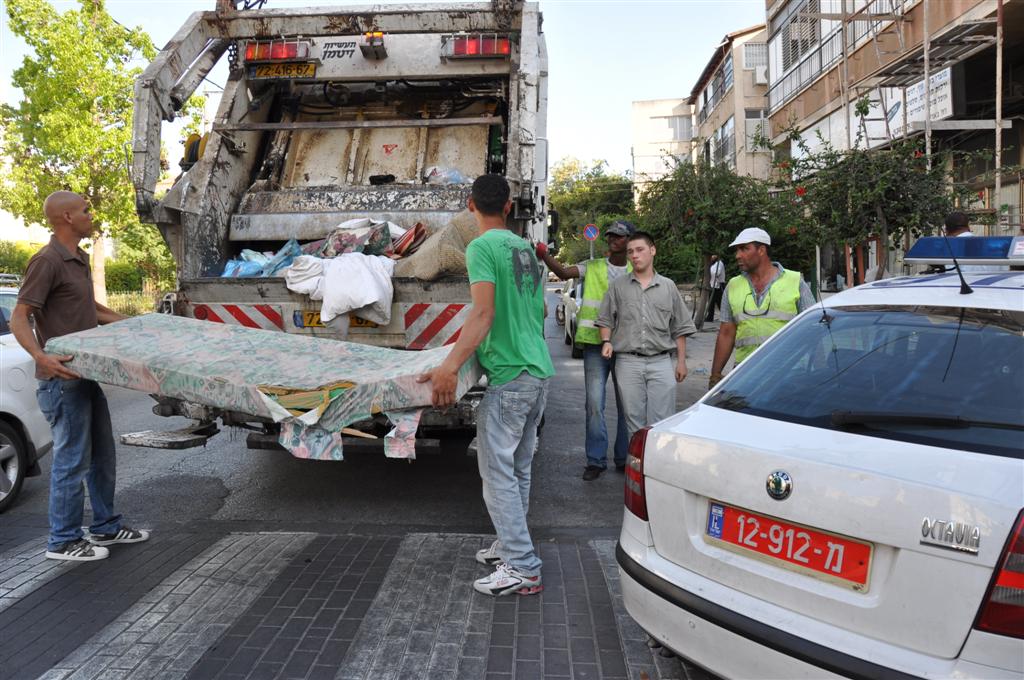 צפו: המשטרה ועיריית בני-ברק מפנים את השב"חים לרחוב