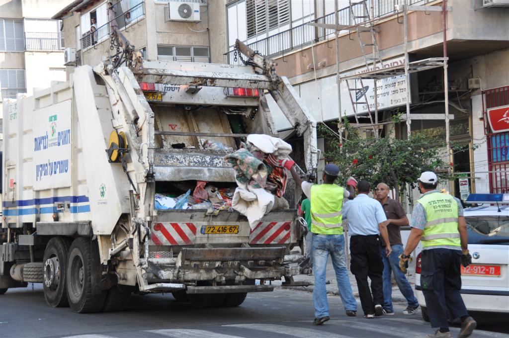 צפו: המשטרה ועיריית בני-ברק מפנים את השב"חים לרחוב