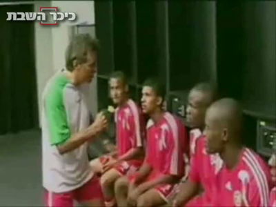 להיט ברשת: חב"ד משחקת כדורגל