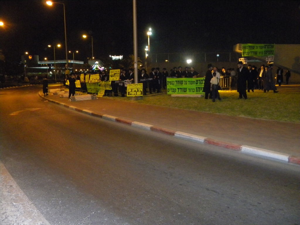 בלב ההפגנה: ארונות עם טליתות. צפו