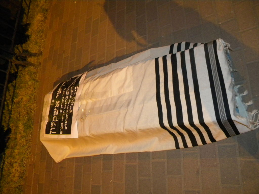 בלב ההפגנה: ארונות עם טליתות. צפו