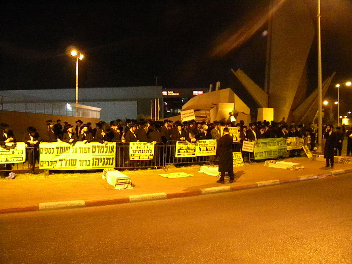 בלב ההפגנה: ארונות עם טליתות. צפו