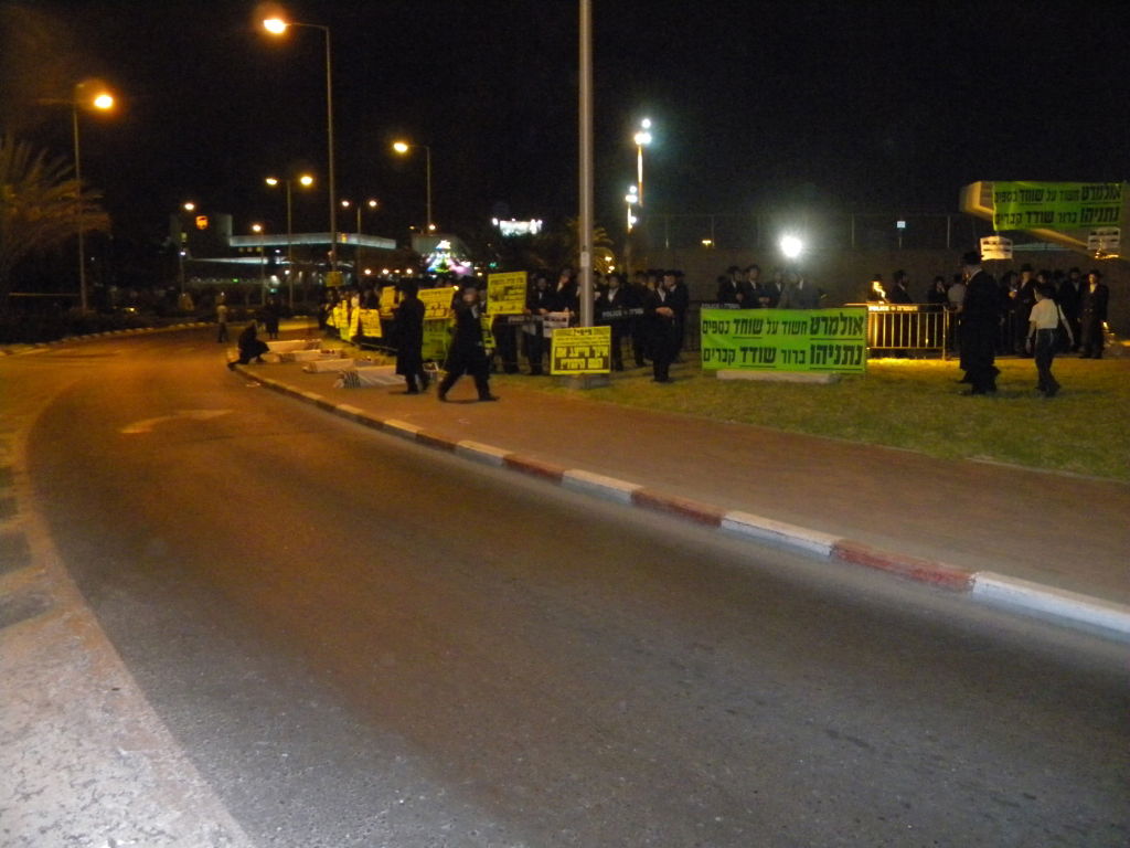 בלב ההפגנה: ארונות עם טליתות. צפו