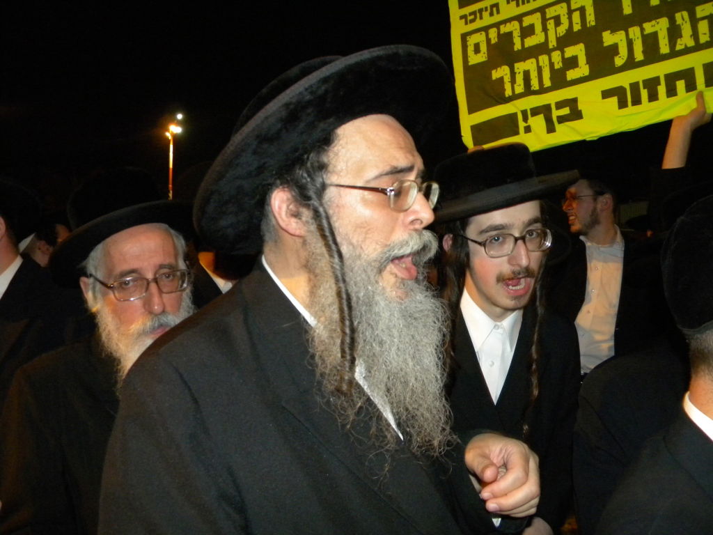 בלב ההפגנה: ארונות עם טליתות. צפו