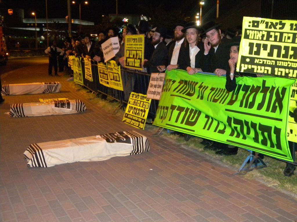 בלב ההפגנה: ארונות עם טליתות. צפו