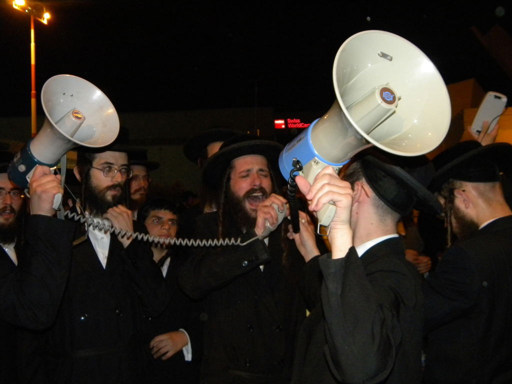 בלב ההפגנה: ארונות עם טליתות. צפו