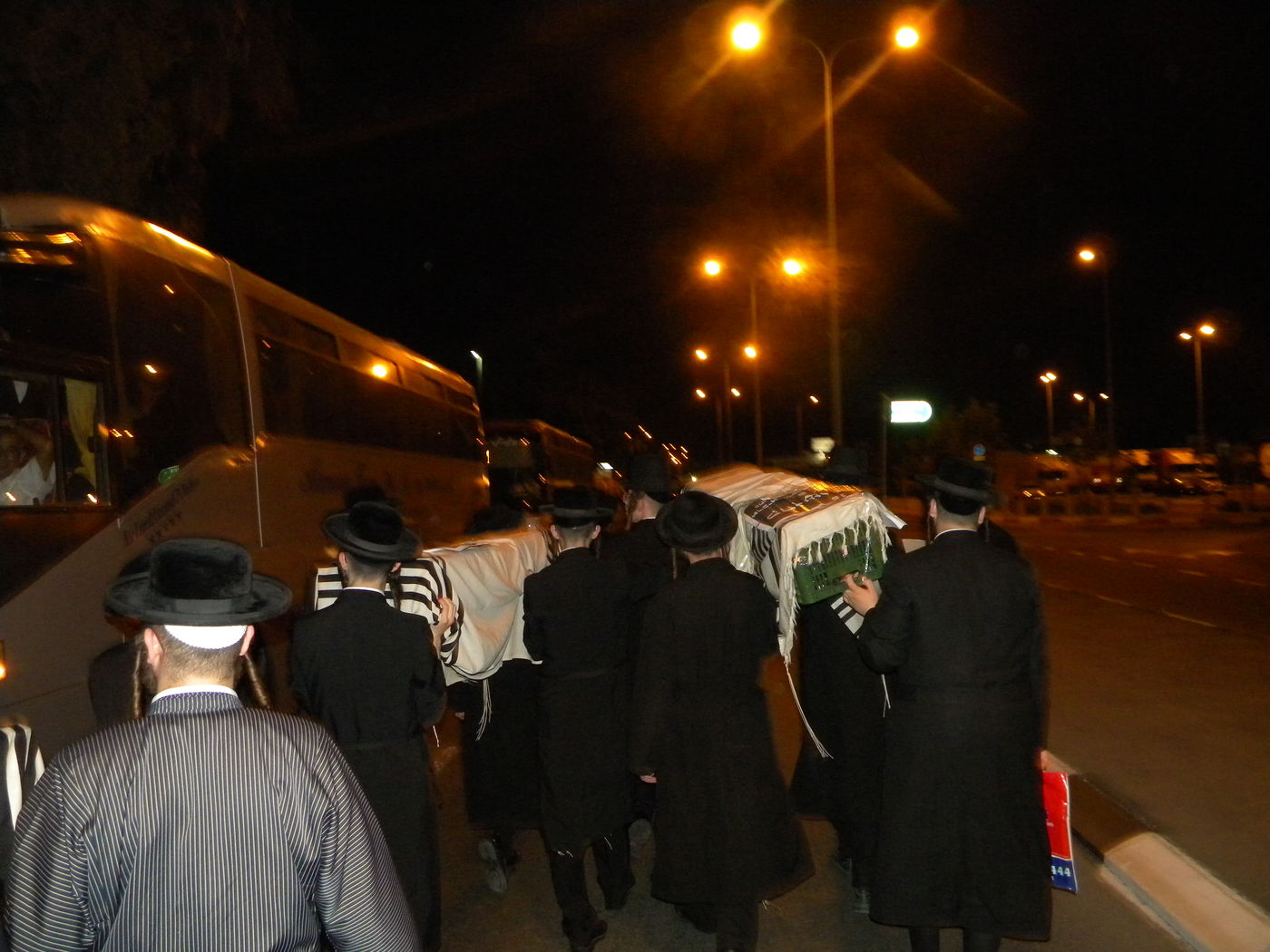 בלב ההפגנה: ארונות עם טליתות. צפו