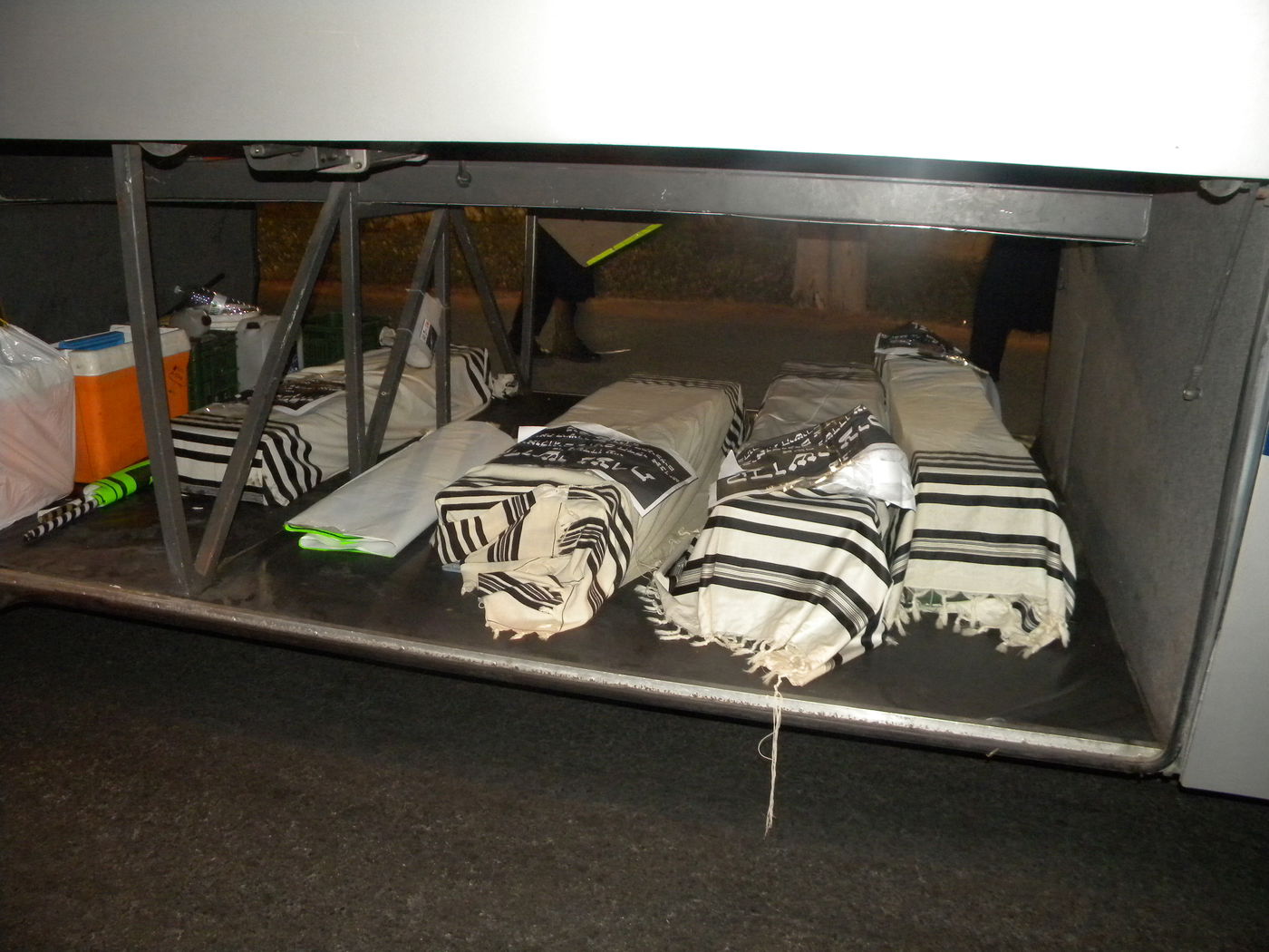 בלב ההפגנה: ארונות עם טליתות. צפו