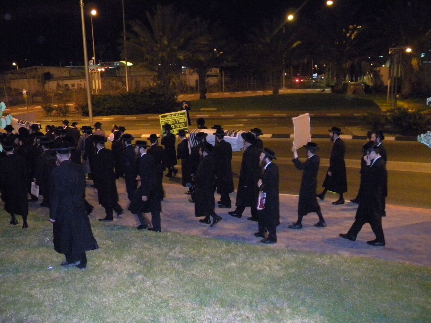 בלב ההפגנה: ארונות עם טליתות. צפו