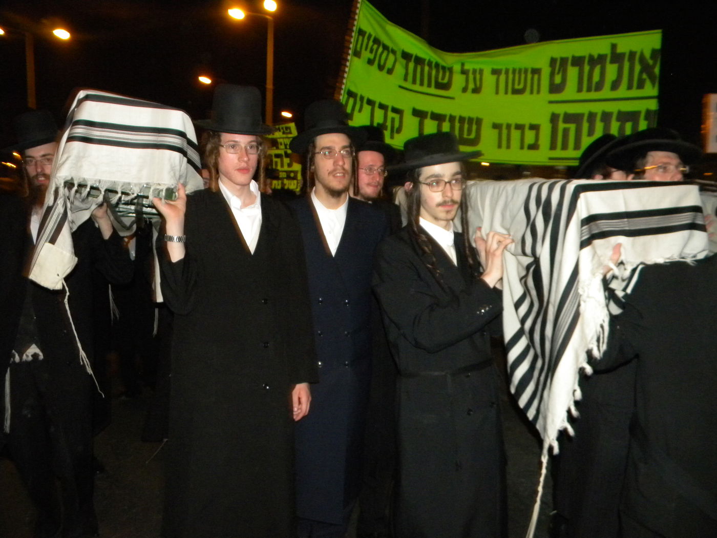 בלב ההפגנה: ארונות עם טליתות. צפו