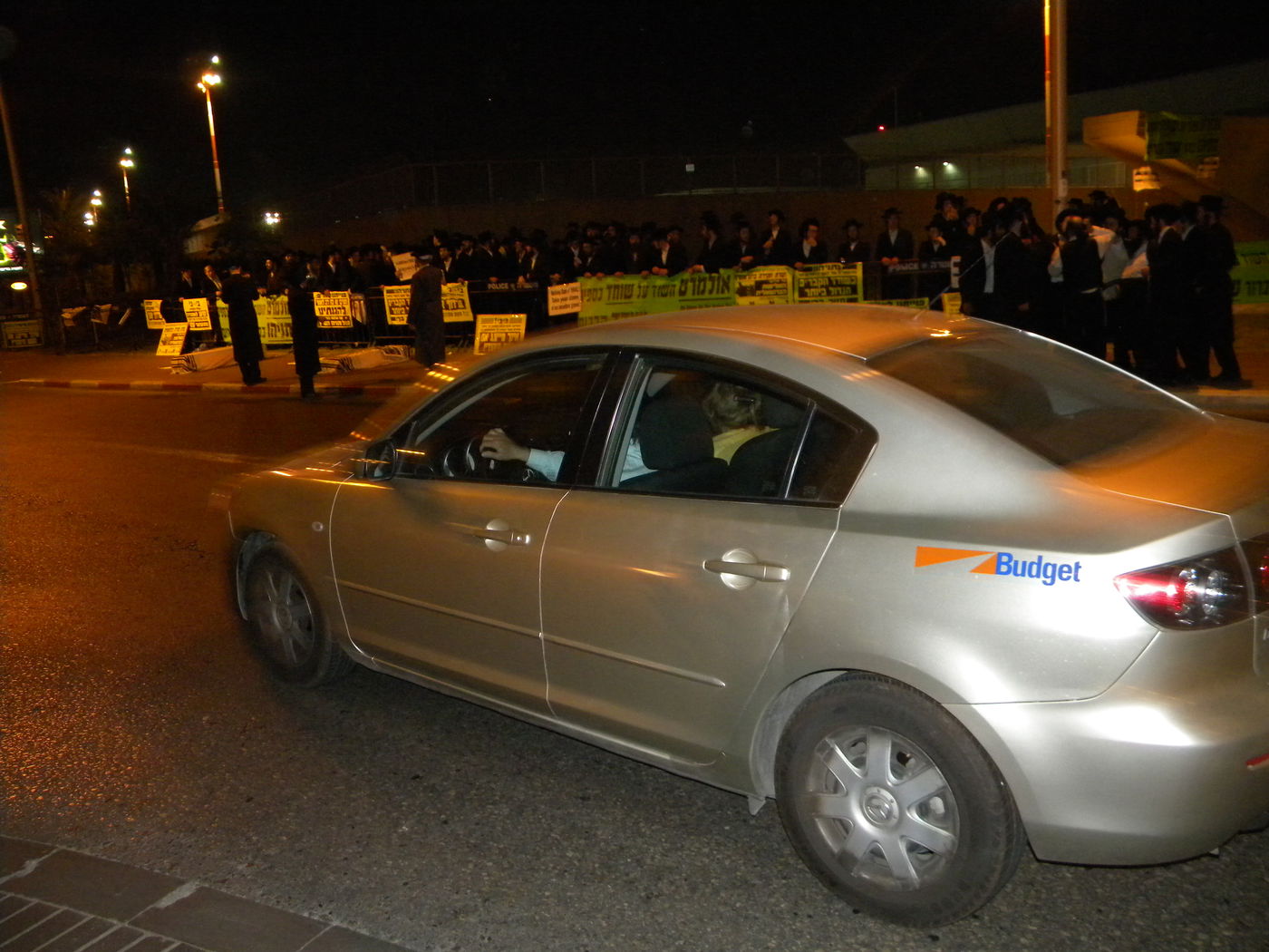 בלב ההפגנה: ארונות עם טליתות. צפו