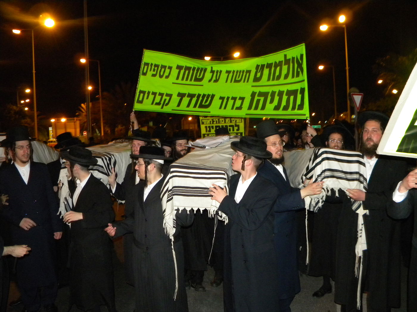 בלב ההפגנה: ארונות עם טליתות. צפו