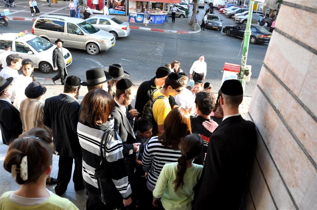 צפו: הפיס חילק כרטיסי מזל בבני-ברק