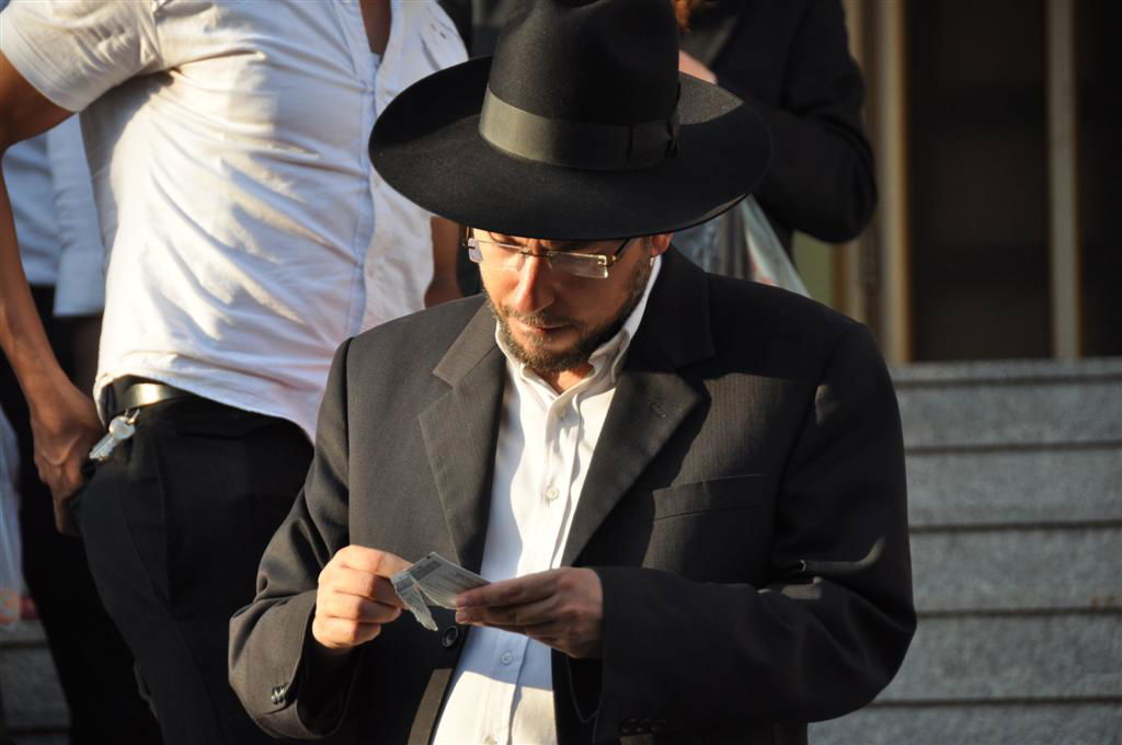 צפו: הפיס חילק כרטיסי מזל בבני-ברק