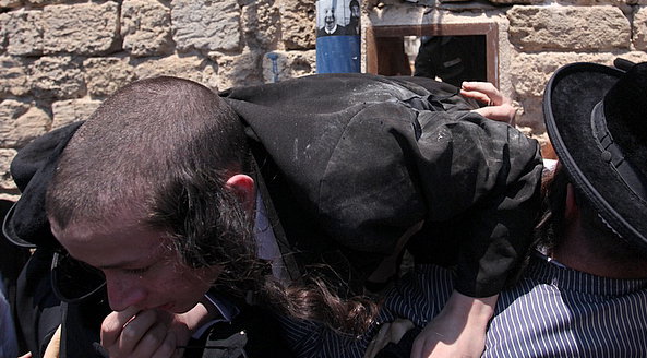ישראל מחללת קברי אבות; האדמו"רים צפו ומחו דמעה