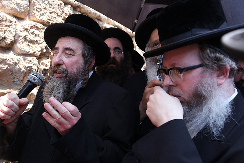 ישראל מחללת קברי אבות; האדמו"רים צפו ומחו דמעה
