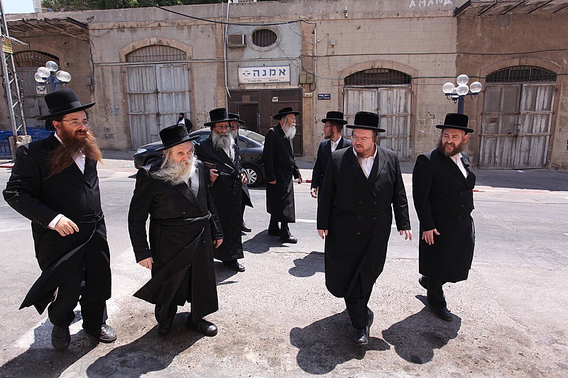ישראל מחללת קברי אבות; האדמו"רים צפו ומחו דמעה