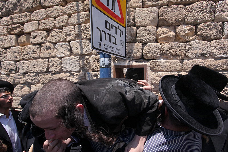 ישראל מחללת קברי אבות; האדמו"רים צפו ומחו דמעה