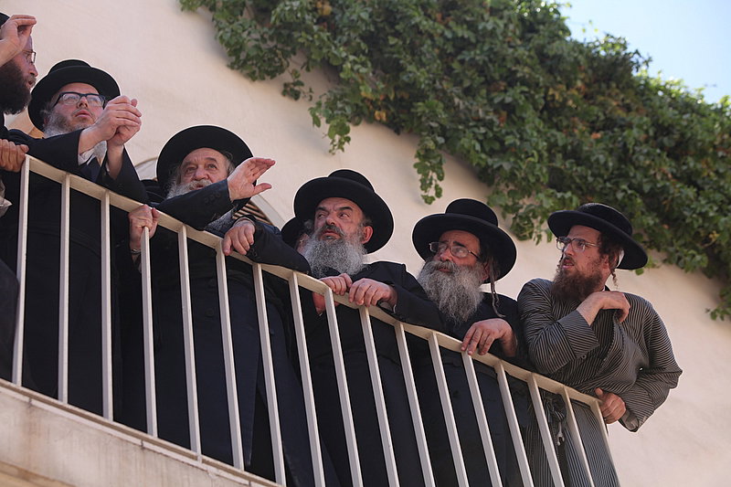 ישראל מחללת קברי אבות; האדמו"רים צפו ומחו דמעה