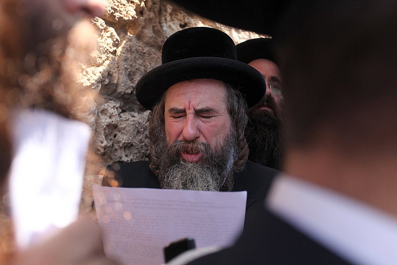 ישראל מחללת קברי אבות; האדמו"רים צפו ומחו דמעה